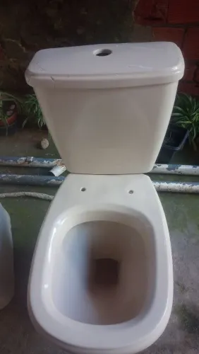 Vendo um vaso com descarga acoplada em excelente estado só está faltando o botão d.descaga