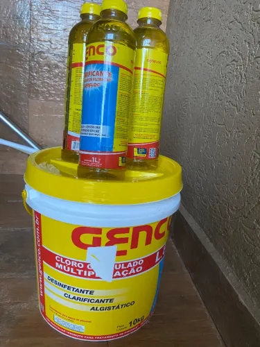 Clarificante e cloro para piscina