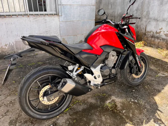 VENDE-SE CB TWISTER 300F 2023 ABS