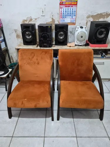 poltronas decorativas de madeira com braço curvo 