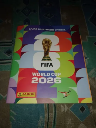 Álbum da copa com 303 figurinhas coladas