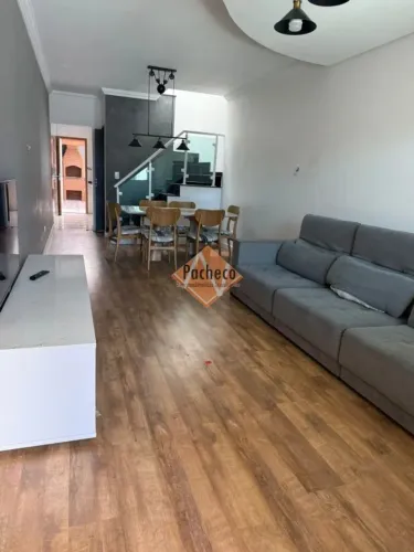 Sobrado na Vila Granada, 03 suítes, 02 vagas, 130m², R$ 880.000,00.