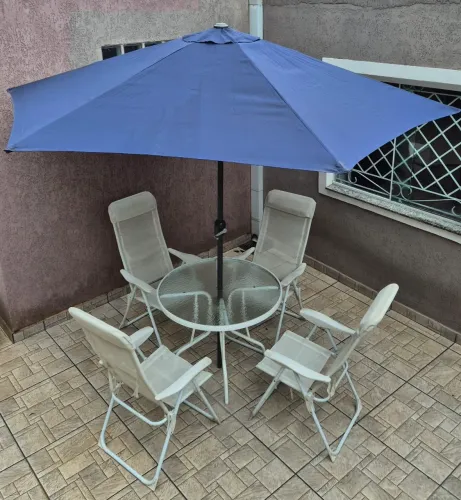 Mesa de vidro com 4 cadeiras e ombrelone. Medidas mesa 0,90 e ombrelone 3,00 cm