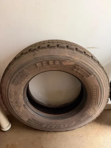 Pneu Pirelli 275/80R22,5. Ressolado