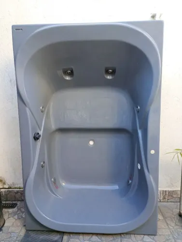 Banheira de hidromassagem usada.