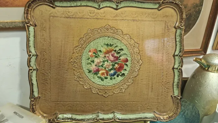Antiga e Belíssima Bandeja Veneziana pintada a mão Medidas 46x37