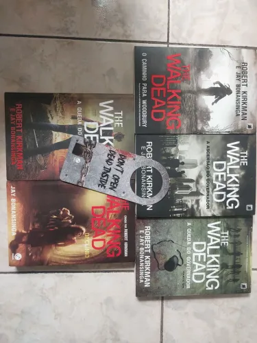 BOX - LIVROS THE WALKING DEAD + BRINDE.