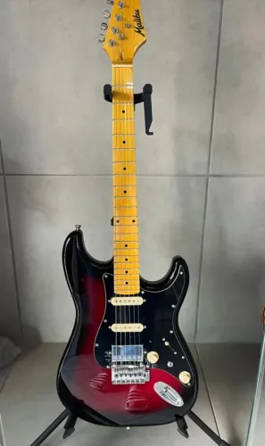 Guitarra Super Strato Malibu EG500 Trastes de inox, nut em osso e bag de luxo