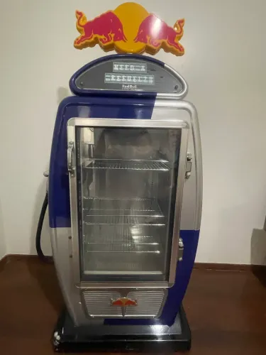 Geladeira Red Bull 