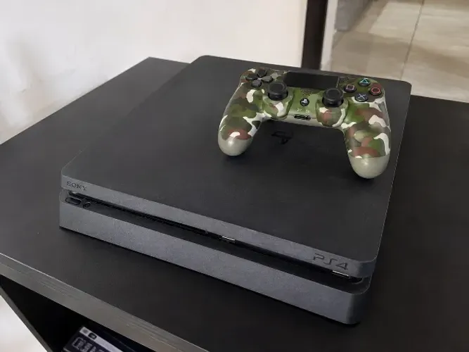 PS4 Slim 1TB + 2 Controles (Camuflado) + Call of Duty WWII