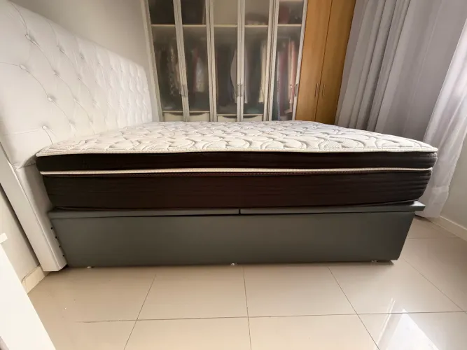 Cama, colchão, cômoda, criado mudo