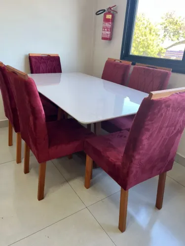 MESA DE JANTAR COM  6 CADEIRAS (ÚLTIMA PEÇA)