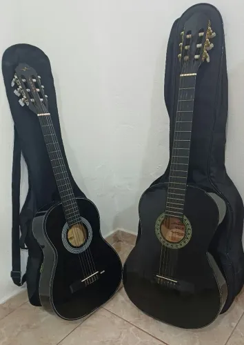 Dois violões sendo um nunca usado, ambos com case