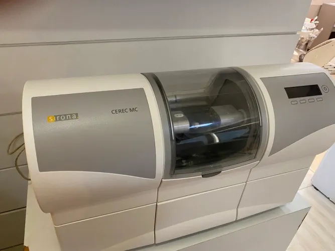 Fresadora Odontológica Sirona CEREC MC - Sistema CAD/CAM