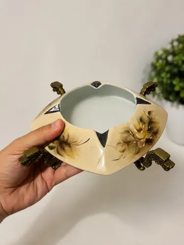 Cinzeiro Vintage em Porcelana e Pés em Bronze Decorativo