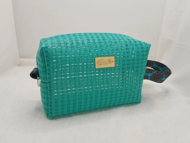 Necessaire quadrada feita a mão.