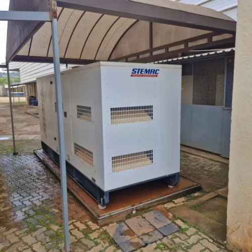 Gerador Stemac 390 kVA montado em contêiner motor diesel Cummis control. Deep Sea com 85 h