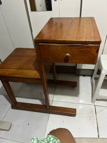 Mesinha de madeira maciça com gaveta