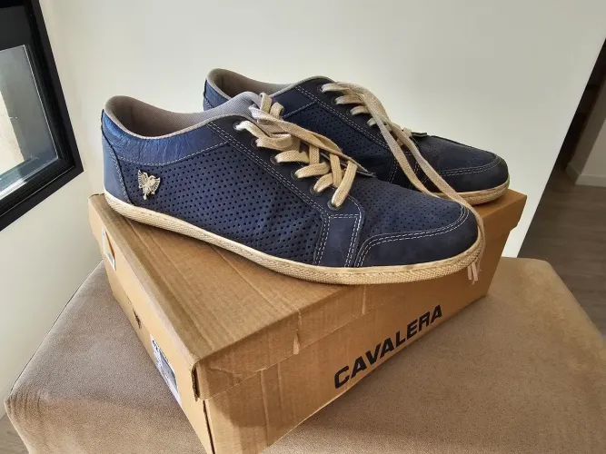Tenis Cavalera Couro Azul perfurado no. 42