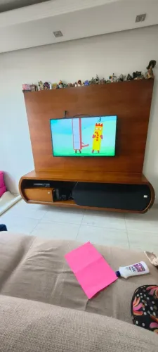 ?Painel de TV com Rack Suspenso em MADEIRA MACIÇA - Design Curvo e Porta de Vidro