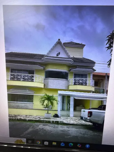Linda casa alto padrão com piscina em condomínio