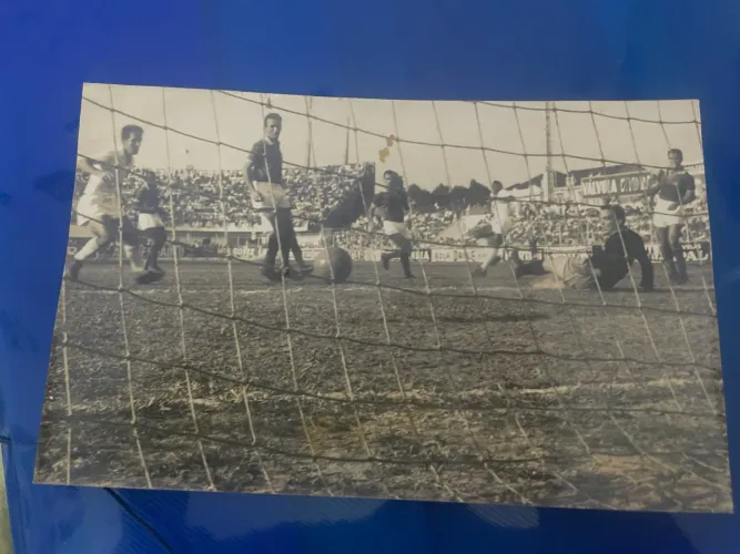 Raríssima foto do rei Pelé marcando gol