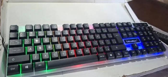 Teclado Ultramax ULT-K35 GAMING KEYBOADRE BACKLIT RGB COLOURS