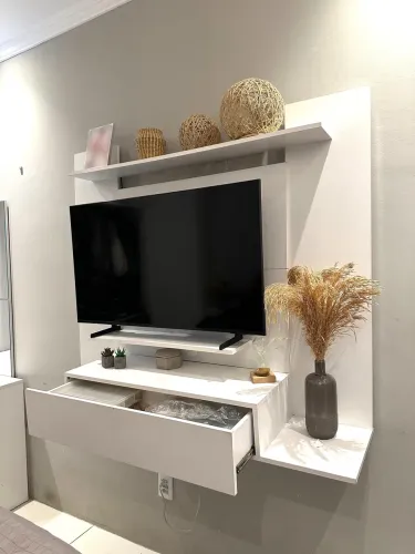 Painel de TV Suspenso Branco com Gavetão e Prateleiras (1,45m x 1,20m)