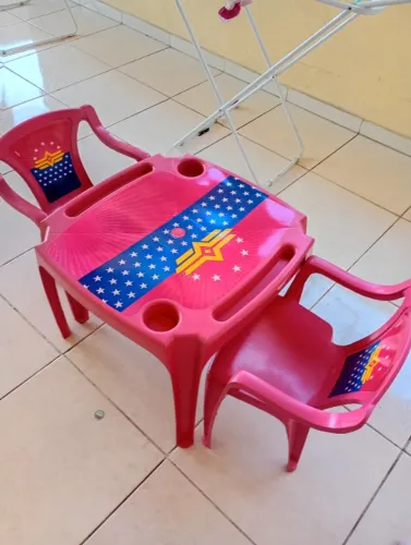 Mesa para criança brincar na cor Rosa
