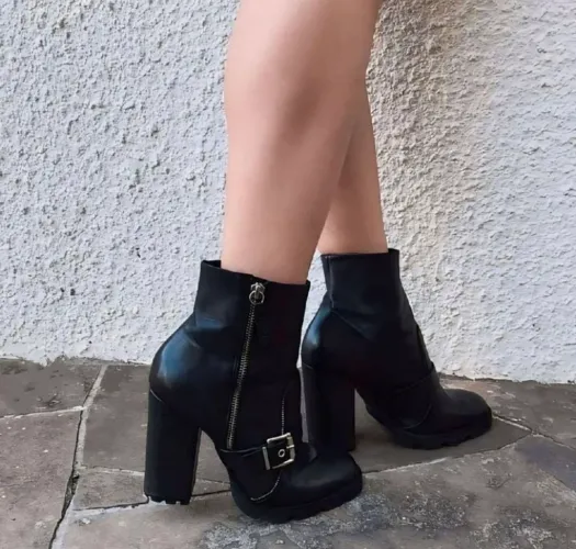 Bota coturno tratorado Schutz de couro 