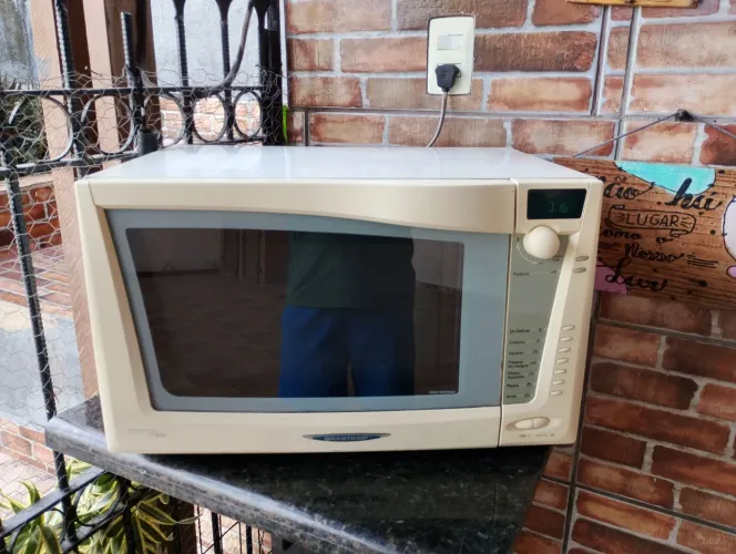 Microondas Brastemp 27 litros usado, prato não roda