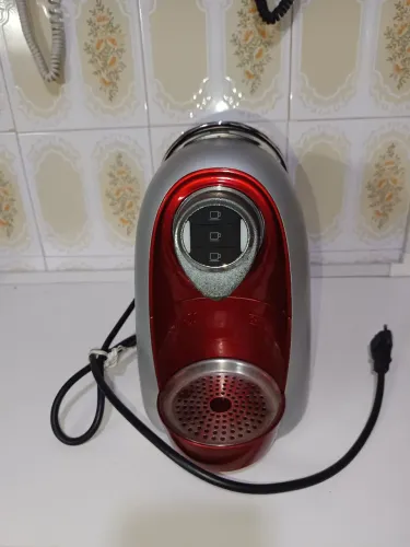 Máquina de café Três Corações modelo Modo S04 na cor vermelha.