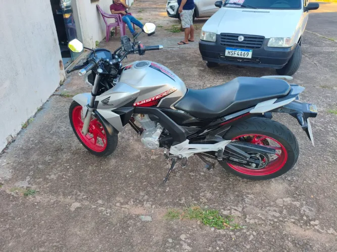 Twister 250F bem conservada baixo km