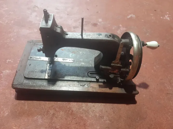 VENDO ANTIGA MÁQUINA DE COSTURA MANUAL
