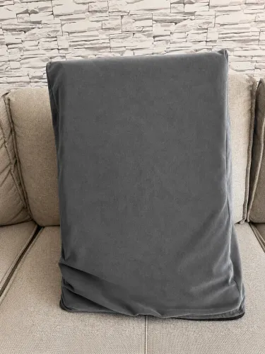 Almofada Triangular Ortobom com Capa em Veludo Grafite - Ótimo Estado