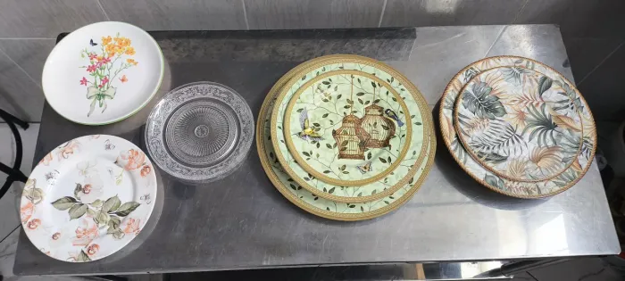 Pratos de cerâmica e porcelana