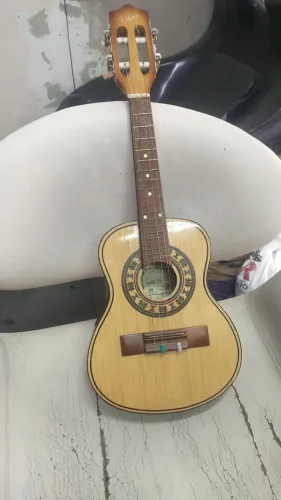 Vendo um cavaquinho em ótimo estado de conservação