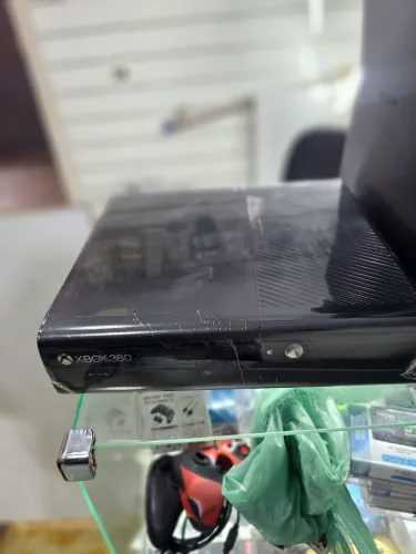 Xbox 360 super slim, 1 controle e mais 5 jogos!