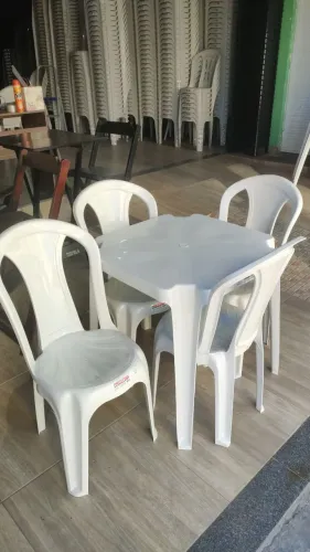 Conjunto de mesa + 4 cadeiras Jataí _Suporta até 154kg.