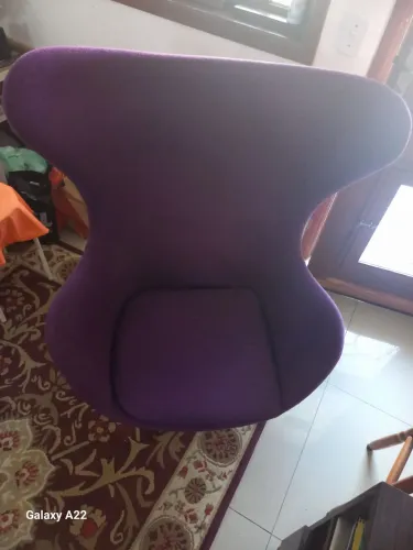 Poltrona giratoria moderna importada na cor roxa em perfeito estado de conservação 