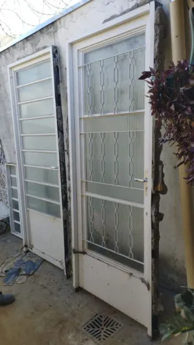 Porta de metal com bandeira de vidro