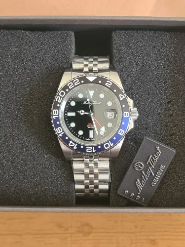 RELÓGIO MATHEY-TISSOT (SUÍÇO)- GMT - MOSTRADOR PRETO E BISEL BATMAN - COMPLETO
