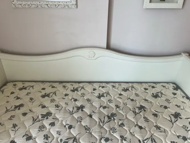 Cama branca com cama auxiliar Masotti
