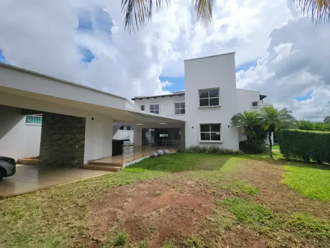 Sobrado de esquina com 312 metros de construção, 566 de lote, 5 suítes Jardins Madri - Go