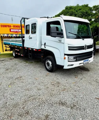 V.W 9.170 com cabine suplementar e carroceria de ferro