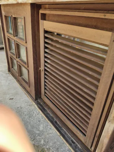 Vendo janela de madeira muracatiaia.