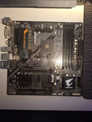 Placa mãe B450 Aorus M - usada