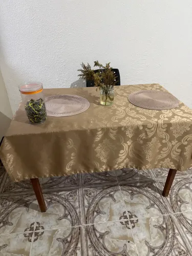 Mesa de madeira maciça 