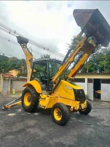 RETROESCAVADEIRA NEW HOLLAND 2012