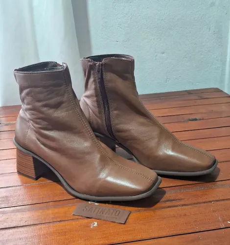 Bota de cano curto feminina (Satinato)